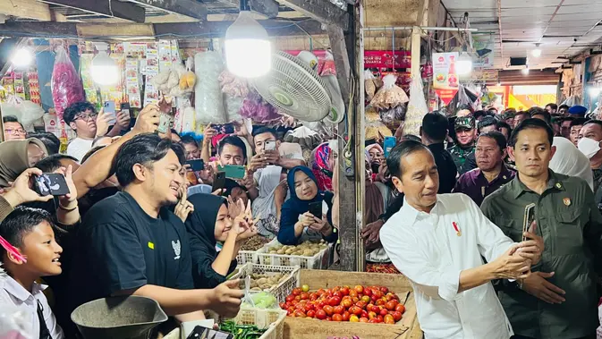 Saat mengecek pasar di Karawang, Jokowi mengungkap harga cabai dan bawang merah sudah anjlok